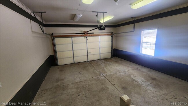 Building Photo - 6146 Lone Oak Cir