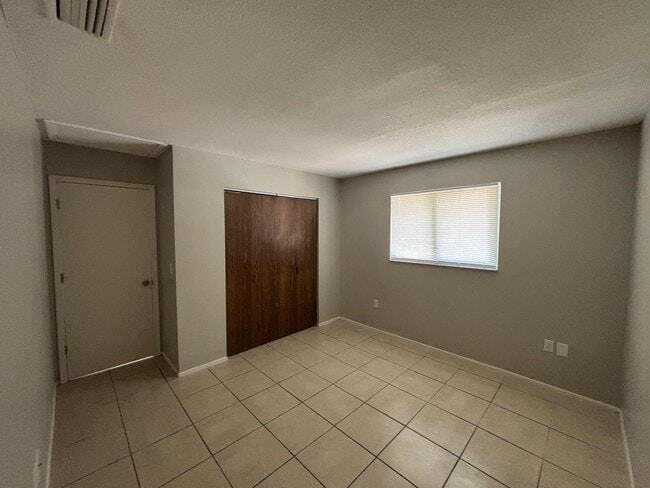Building Photo - 929 33rd Ave W
