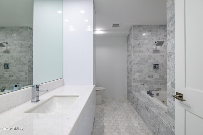 Building Photo - 7117 E Rancho Vista Dr