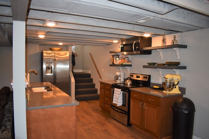 lower level w/ a nice open floor plan - 119 Fyfer Pl