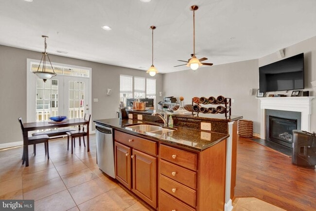 Building Photo - 2460 Eastbourne Dr