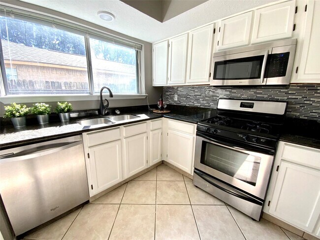 Building Photo - 1139 W Brompton Dr