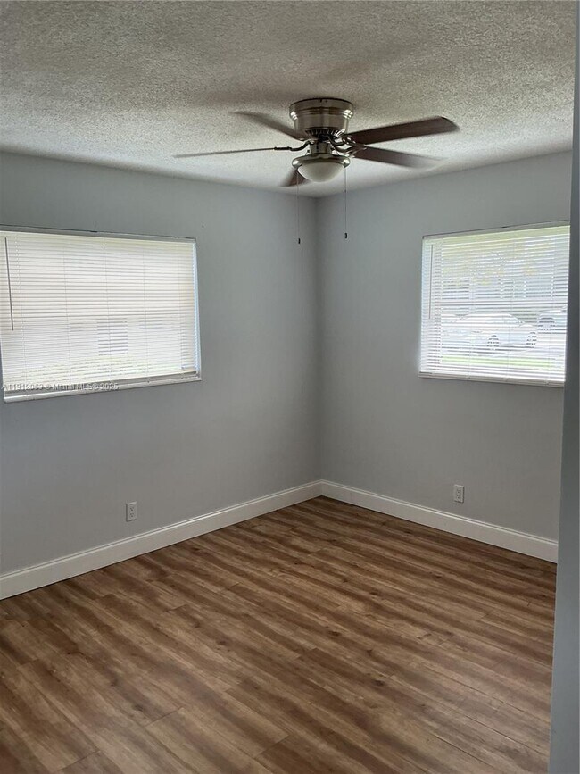 Building Photo - 1433 SW 24th Ct