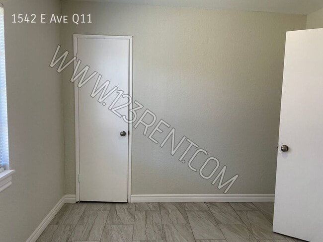 Building Photo - 1542 E Ave Q11