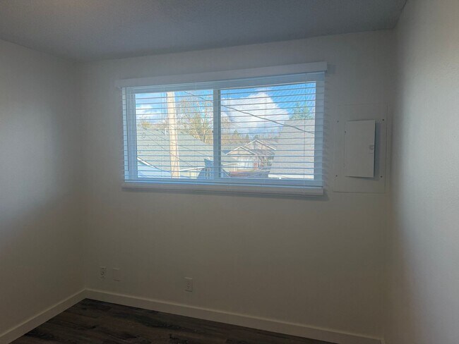 Building Photo - Updated 2 bedroom 1.5 bath duplex in Thurston!