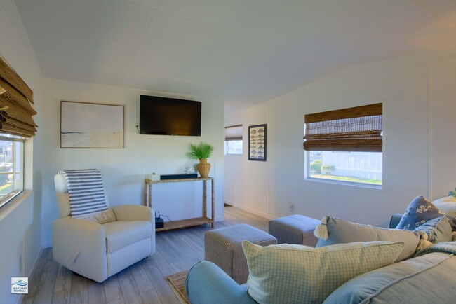 Building Photo - FURNISHED SHORT TERM RENTAL (UTILITIES INC...