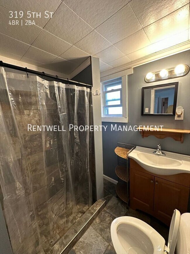 Building Photo - 319 5th St