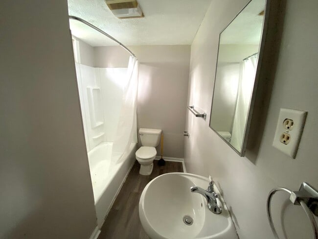 Building Photo - 434 Crawford St SE