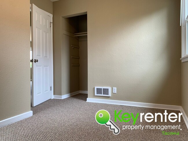 Building Photo - Centrally located Cozy Rambler in Tacoma!