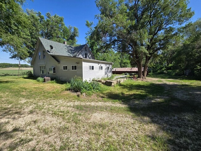 Building Photo - Country Farmhouse 6 miles from town, chicken coop, storage shed and run-in shed