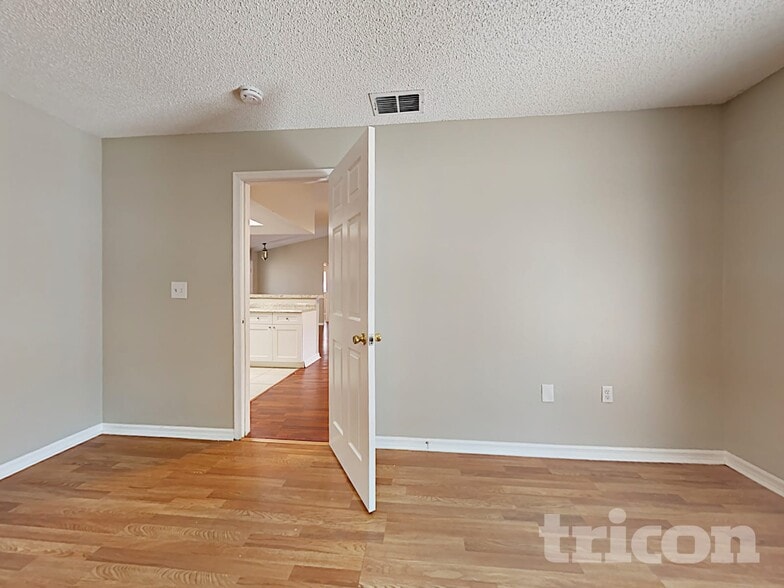 Building Photo - 13415 Twin Lake Ave