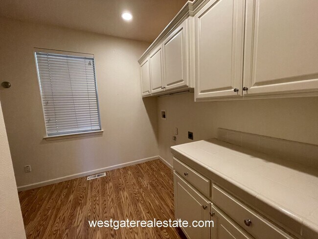 Building Photo - 786 El Paseo Dr