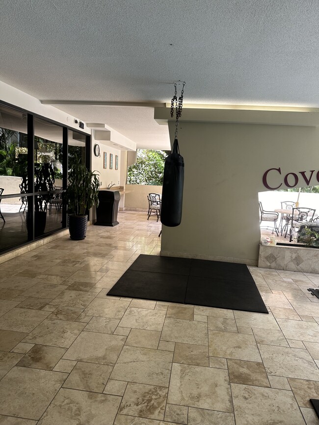 Building Photo - 343 Hobron Ln