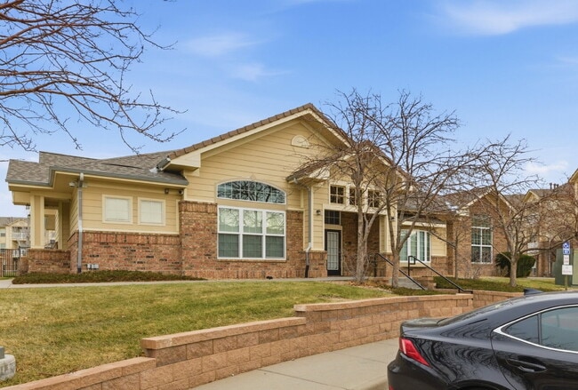 Building Photo - Beautiful 1 Bedroom Condo - Carport, Community and Gym available ASAP!