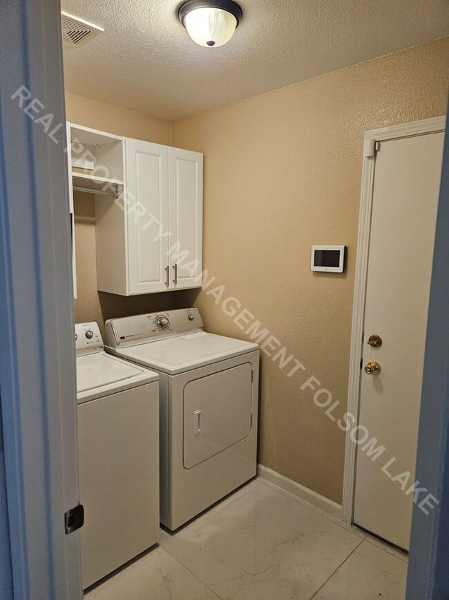 Building Photo - Coming Soon – 3 Bed / 2 Bath Home Near Folsom High School