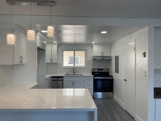 Building Photo - 323 S Broadway