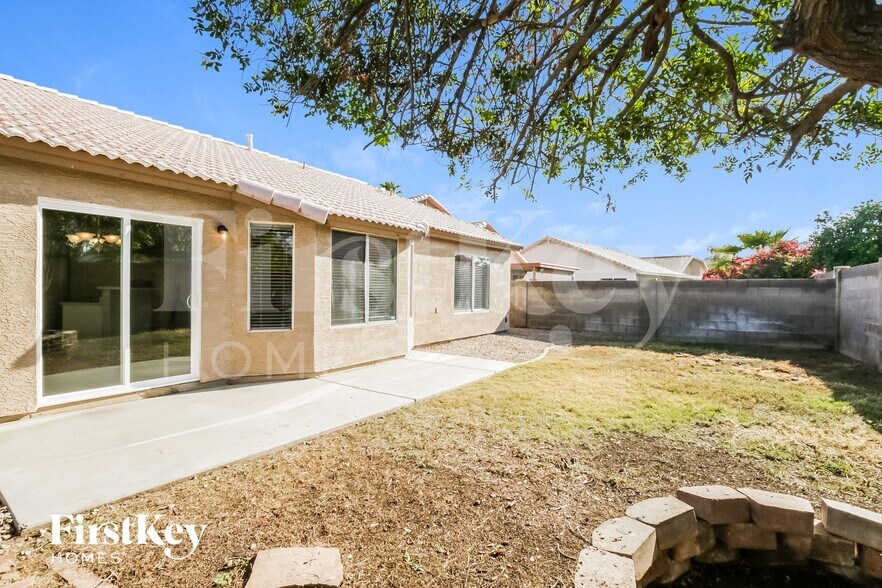 Building Photo - 902 S Ithica St