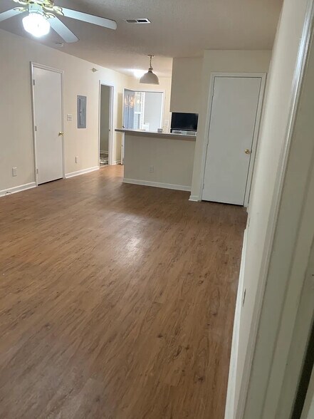 Building Photo - Room in Condo on Carlton Ave