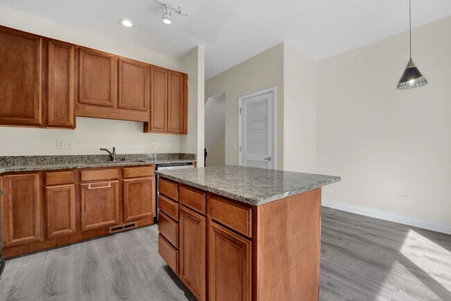 Building Photo - 2503 S Calumet Ave