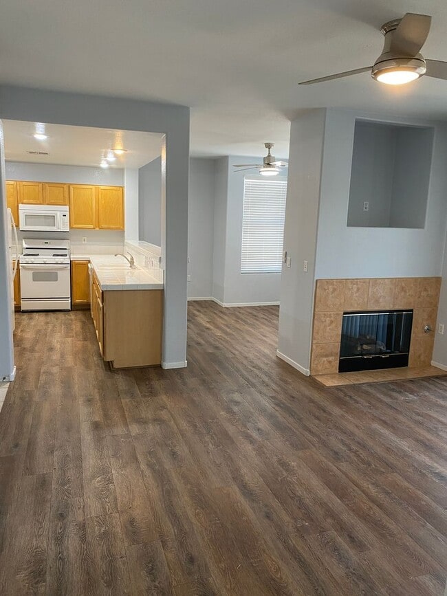 Building Photo - AMERICANA Property Mgmt - 3 beds Condo in ...