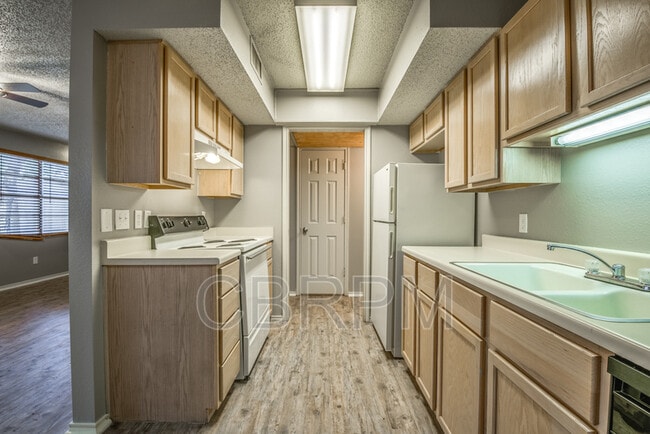 Building Photo - 5330 Kenosha Ave