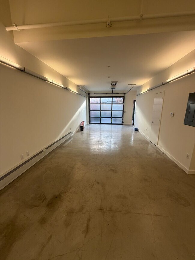 Building Photo - Bright Live-Work Studio & Tall Ceilings on Adeline in Oakland