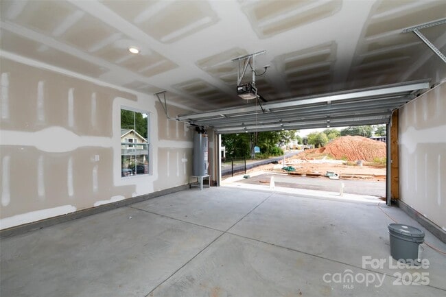 Building Photo - 2550 Lydia Ave