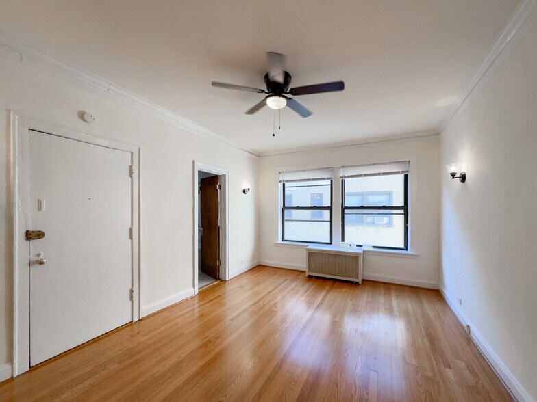 Building Photo - 522 W Surf St