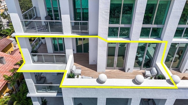 Building Photo - 475 E Royal Palm Rd