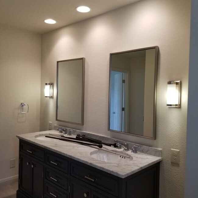Building Photo - Stunning Home - North Cat Mountain - 4 bed...