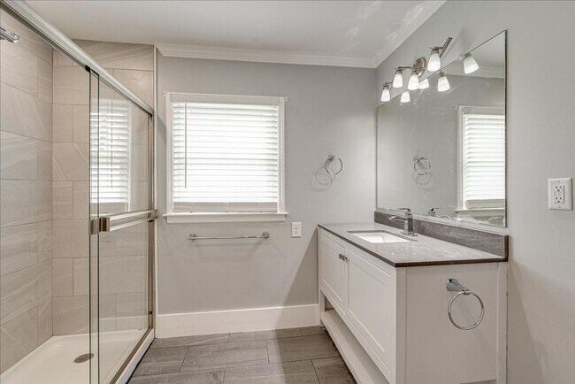 Building Photo - 3 bedroom home in Red Bank!