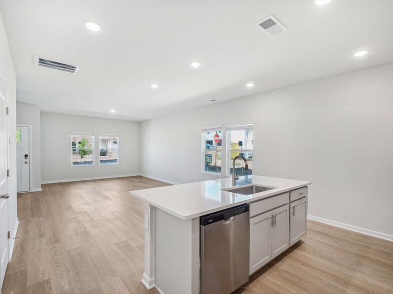 Building Photo - 712 Southland Dr