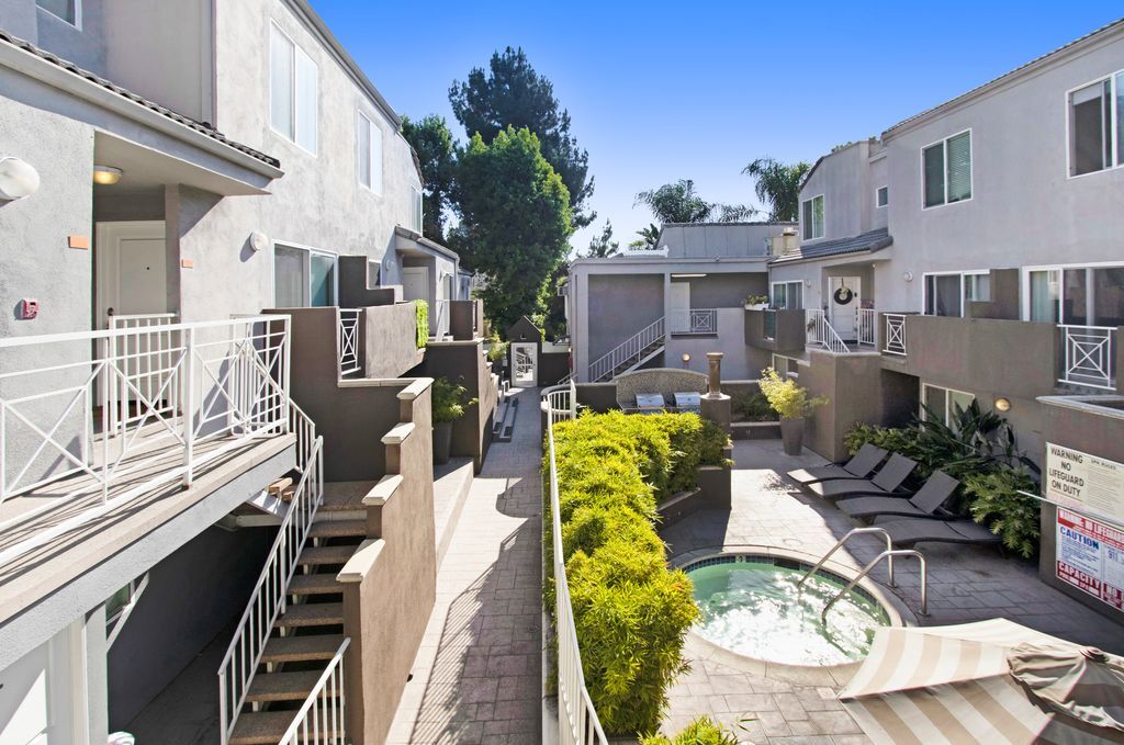 Building Photo - 355 N Maple St