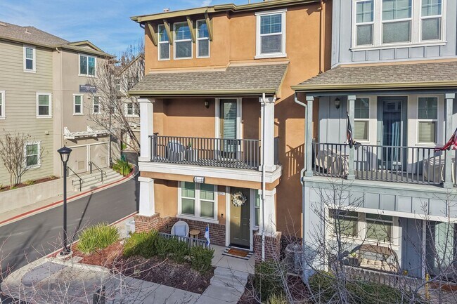 Building Photo - Beautiful Corner-Unit Townhome Near Downtown – 4 Bed | 3 baths