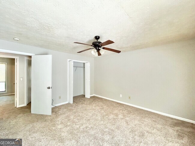 Building Photo - 5995 Sutton Pl
