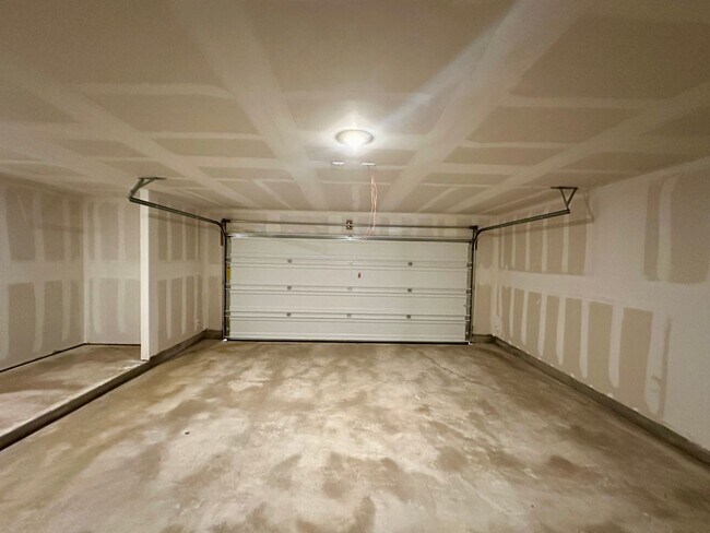 Building Photo - Beautiful Recently New Build Home in West ...