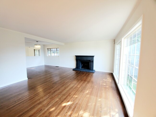 Building Photo - 2745 Summit Dr