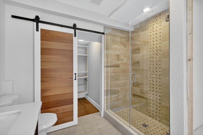 Building Photo - 541 40th Ave NE