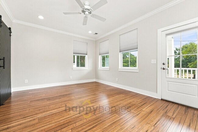 Building Photo - 4613 Oakwood Ave