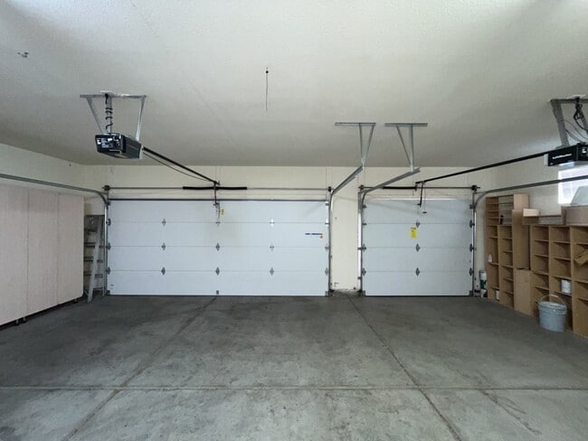 Building Photo - Beautiful 3 bedroom home with pool located in Castle Gate Community