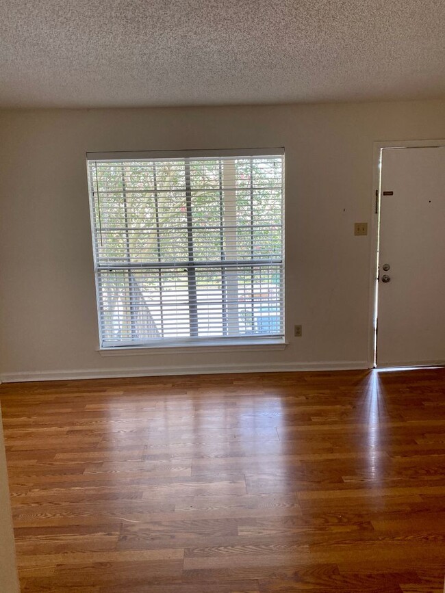 Building Photo - Gated 1 Bedroom 1 Bath Upstairs Condo   Ne...