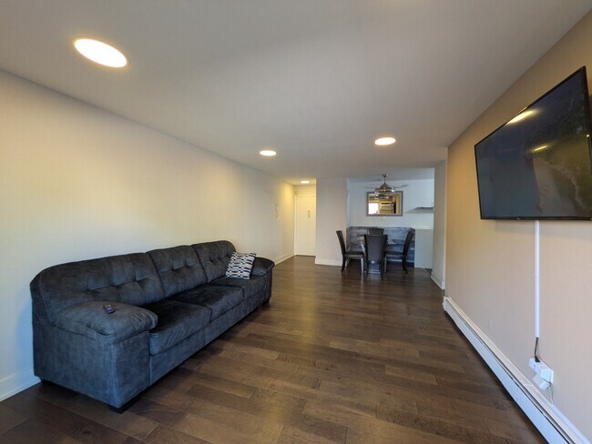 Building Photo - Newly Renovated 1-Bedroom Condo in the Hea...
