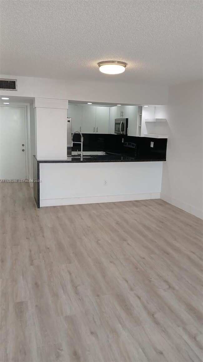 Building Photo - 9682 Fontainebleau Blvd