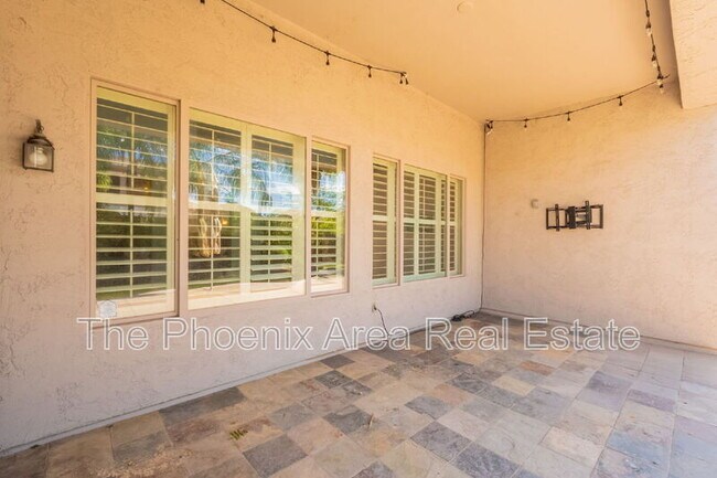 Building Photo - 716 E Runaway Bay Pl