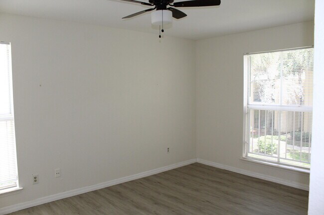 Building Photo - 899 Riverside Dr