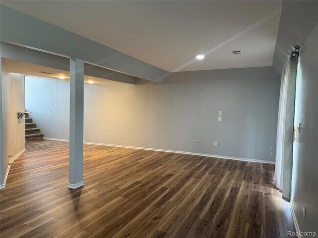 Building Photo - 1116 Lakeview Cir
