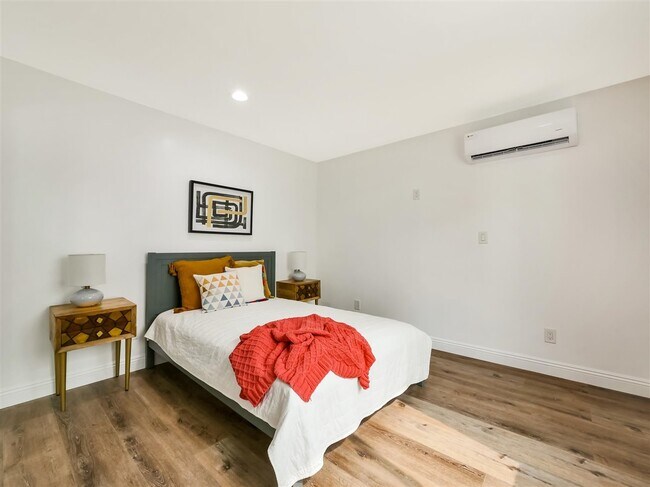 Building Photo - 3057 Vineyard Ave