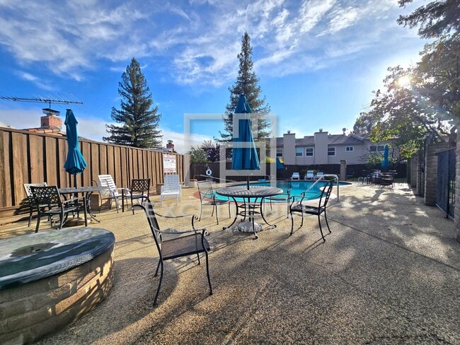 Building Photo - Spacious 2/2.5 Townhouse with 1 Car Garage...