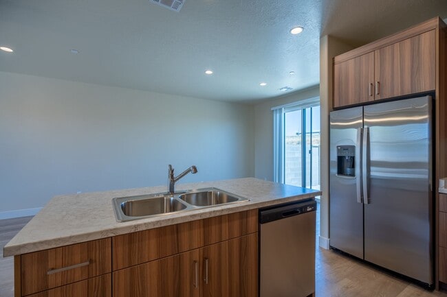Building Photo - Newer Townhome Near Utah Tech