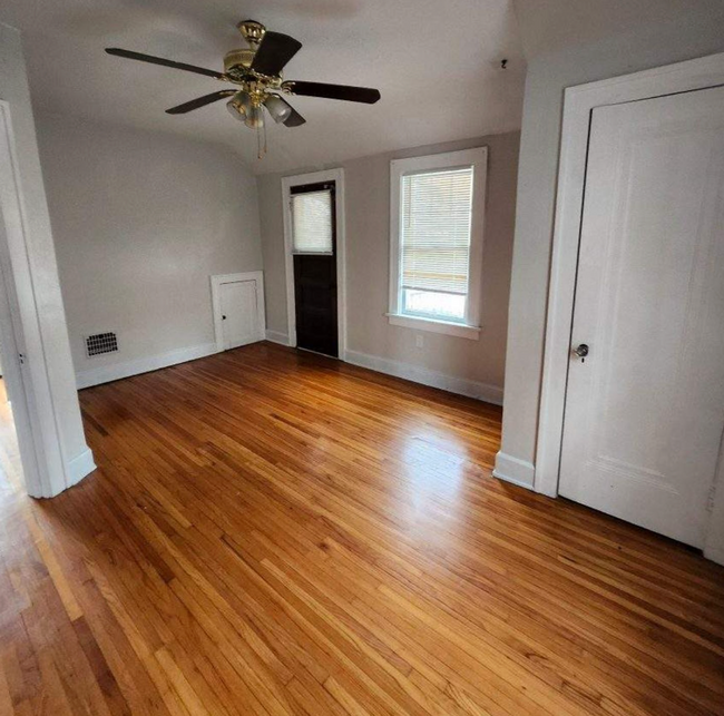 Building Photo - 3 BED 1 Bath